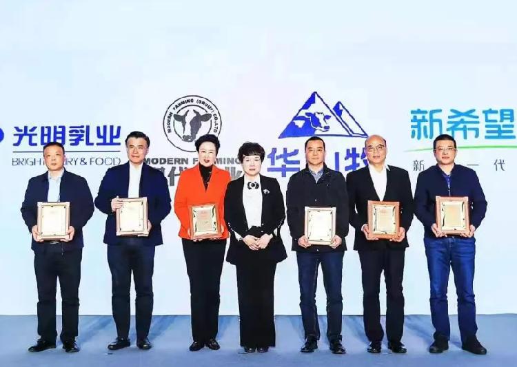 重庆日报：捷报，天友乳业荣获2021年国家优质乳工程双项大奖！